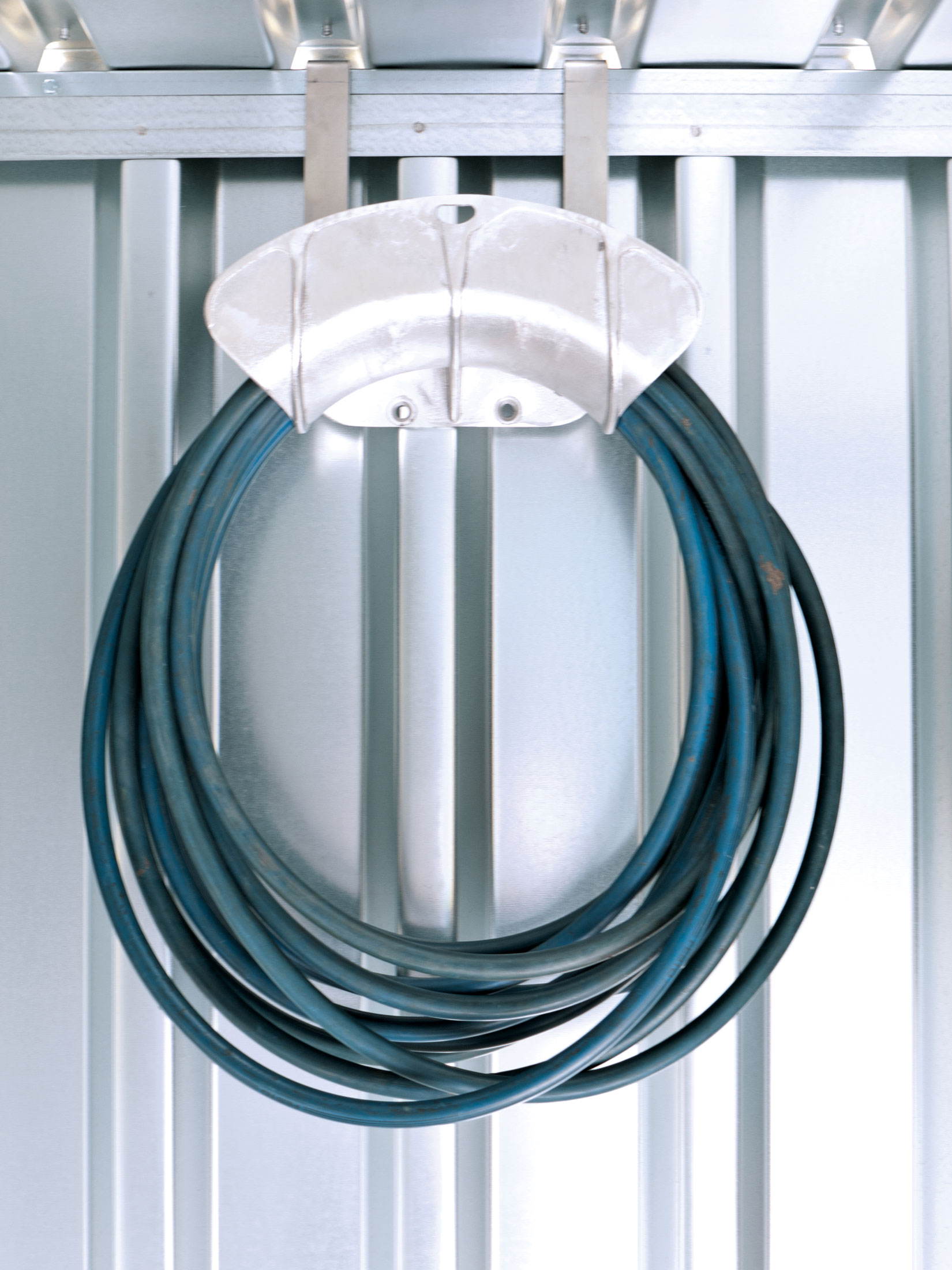 FLADAFI Kabel- und Schlauchaufhängung für Materialcontainer MC | MC XL | MC XXL | MC Kombi | RB Stahlaufhängung für Kabel, Ketten oder Seile - Werkzeuglose Montage - für Ordnung im Container (SB-F1156) Bild-01