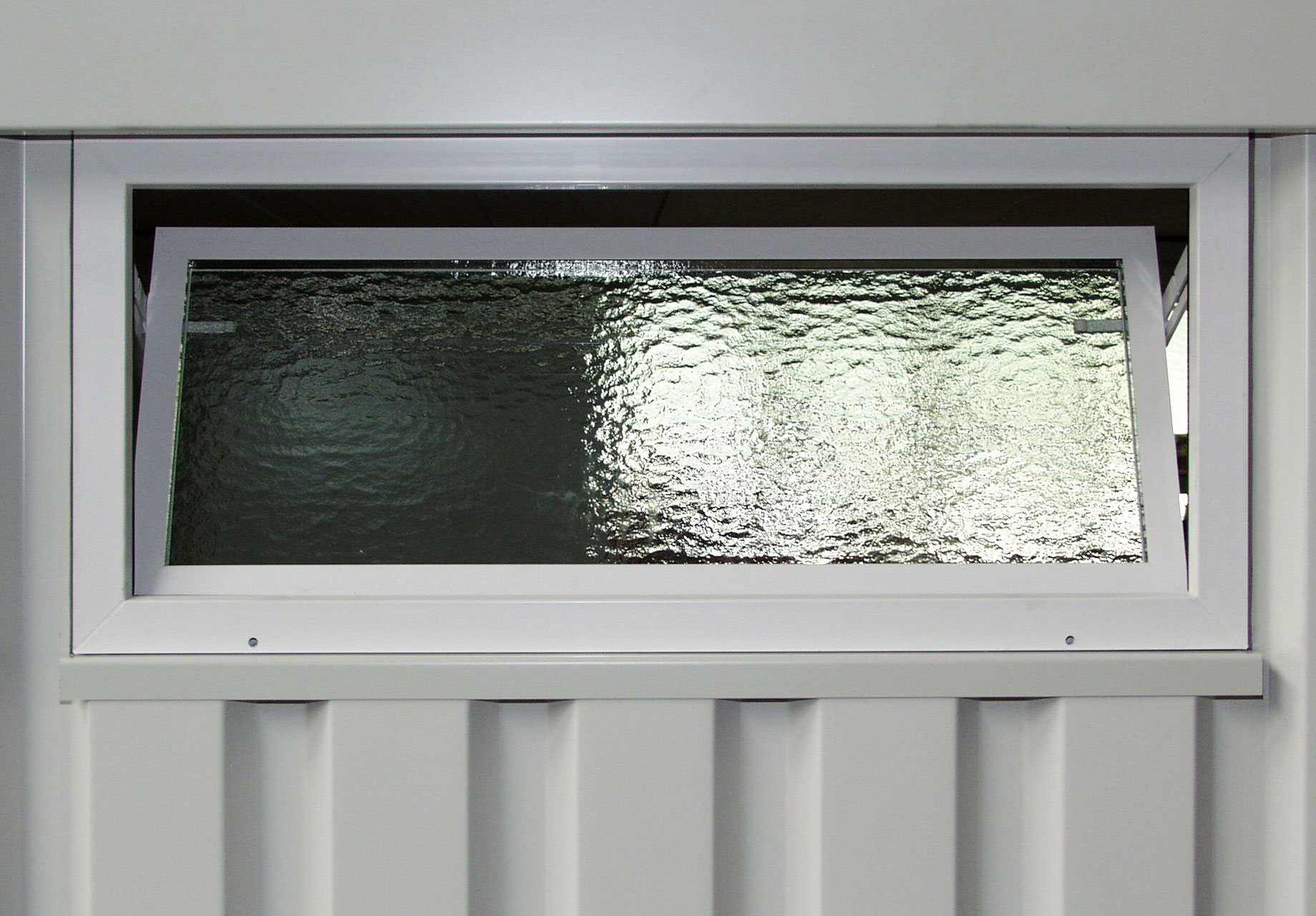 FLADAFI Kippfenster für Thermocontainer IC Pro | IC Pro Kombi Mehrpreis Tageslichtausleuchtung durch Kippfenster für alle Container der Serie IC Pro | IC Pro Kombi - inklusive Wärmeschutzverglasung - nur in Verbindung mit einem FLADAFI-Container bestellba