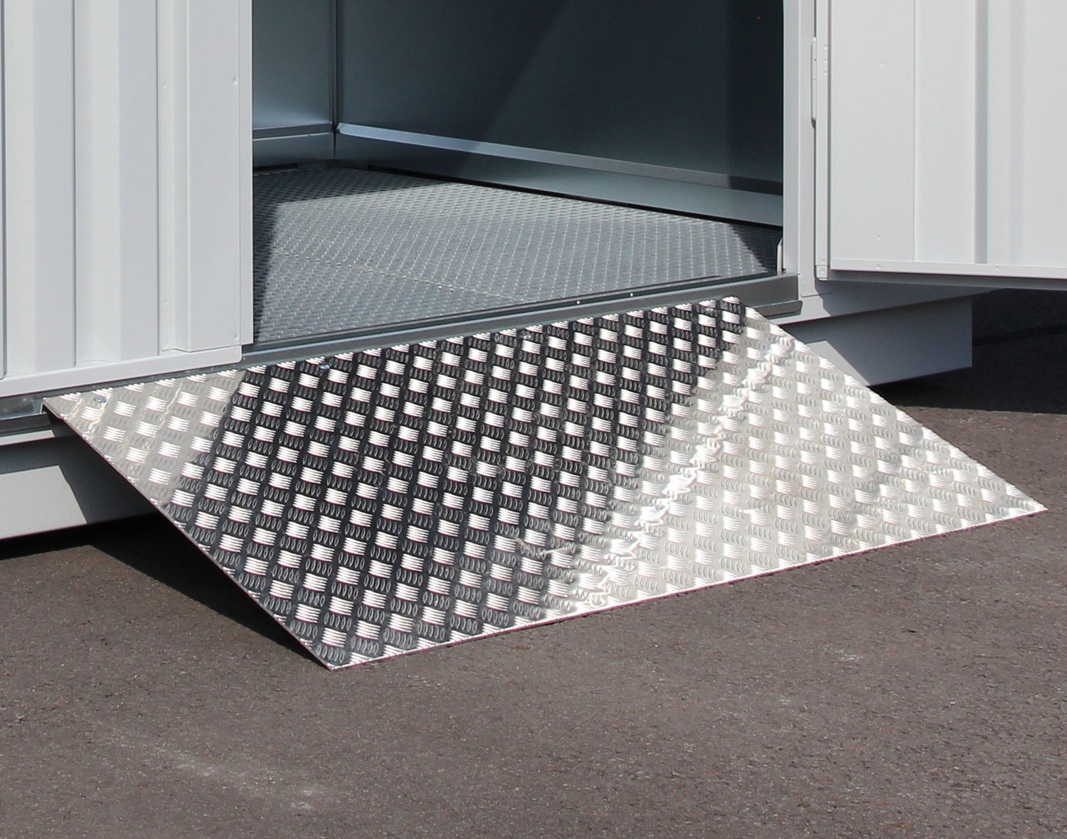 FLADAFI Alu-Auffahrrampe für Container 750 x 1500 mm Überfahrbrücke aus Aluminium - zum einfachen Befahren von Containern mit Schubkarren oder Hubwagen (SB-F1708) Bild-01