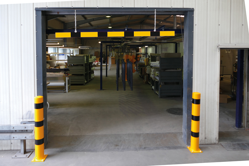 Schake Höhenbegrenzer Barriere 100 x 50 mm gelb | schwarz beidseitig markiert - 3000 mm Alubarriere mit seitlichen Schutzkappen und Stahlketten (SK-4217.30BG) Bild-01