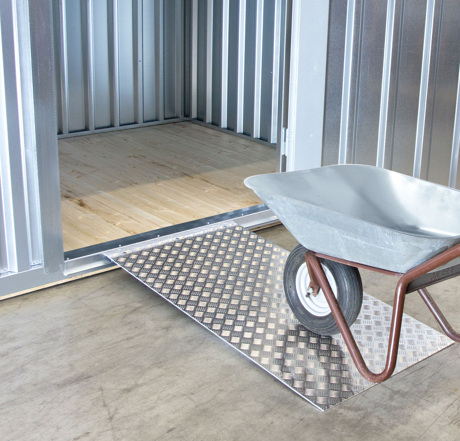 FLADAFI Alu-Auffahrrampe für Container 1500 x 750 mm Überfahrbrücke aus Aluminium - zum einfachen Befahren von Containern mit Schubkarren oder Hubwagen (SB-F1908) Bild-01