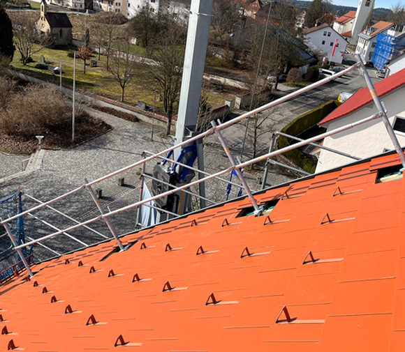 Layher Ortgang-Geländer schraubbar hawego Set Dachhalterung mit Geländerpfosten und Geländerholm | bis 10° Dachneigung für 30 mm Dachlatten (LB-C-7036.011-0500) Bild-01