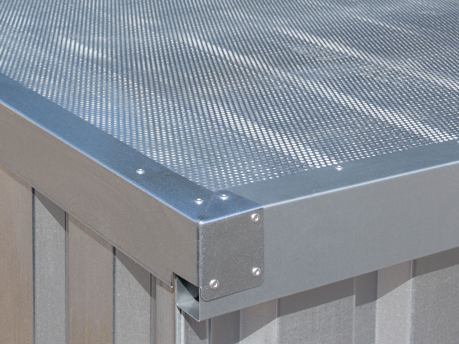 FLADAFI Laubschutzgitter Dachfläche für Container  Mehrpreis für Lochgitter auf der Dachfläche - Verhindert Verstopfen der Regenrinne durch Laub - nur in Verbindung mit einem FLADAFI-Container bestellbar (SB-C-F5700) Bild-01